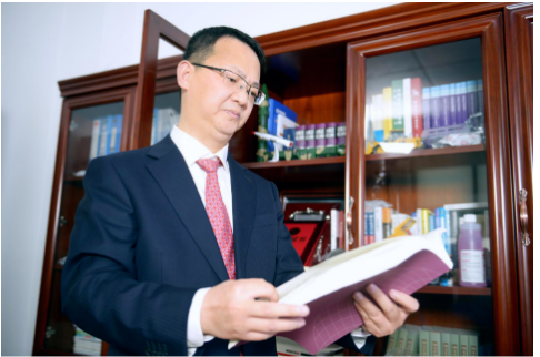 　作為全國優秀企業家，黃舸舸是貴州省第十三次黨代會代表、工程技術研究員，曾獲“2021年度中國西部企業數字化轉型領軍人物”、“2019-2020年度貴州省優秀企業家榮譽稱號”、“2010年全國勞模”、“ 2009年中國橡膠工業科學技術進步有功專家”等榮譽。