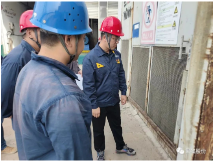 李俊指出,要充分認識“雙控”機制建設在風險管控和隱患排查治理過程中發揮的作用,把“雙控”機制建設作為保障安全生產的一項重要抓手,逐步提升公司管理人員綜合業務水平,積極引導員工主動參與“雙控”機制建設和運用,營造安全穩定的生產環境。 李俊指出,要充分認識“雙控”機制建設在風險管控和隱患排查治理過程中發揮的作用,把“雙控”機制建設作為保障安全生產的一項重要抓手,逐步提升公司管理人員綜合業務水平,積極引導員工主動參與“雙控”機制建設和運用,營造安全穩定的生產環境。