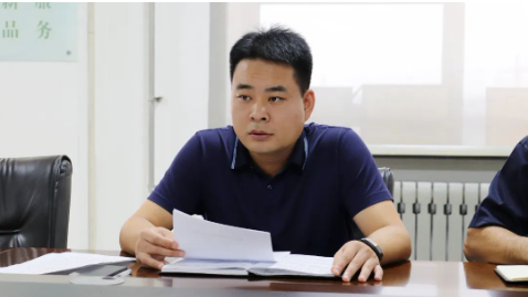 王敏董事長指出,當(dāng)前,雖然臨近國慶假期,但大家要清醒認(rèn)識到當(dāng)前疫情防控及安全環(huán)保形勢依然復(fù)雜、任務(wù)依然艱巨,必須打起十二分精神,嚴(yán)陣以待、嚴(yán)加防范,毫不放松抓緊抓實(shí)各項(xiàng)防控舉措,堅(jiān)決打贏“重要時(shí)間節(jié)點(diǎn)”突擊戰(zhàn)、“嚴(yán)峻外部形勢”突圍戰(zhàn)、“補(bǔ)齊短板漏洞”攻堅(jiān)戰(zhàn)。 王敏董事長指出,當(dāng)前,雖然臨近國慶假期,但大家要清醒認(rèn)識到當(dāng)前疫情防控及安全環(huán)保形勢依然復(fù)雜、任務(wù)依然艱巨,必須打起十二分精神,嚴(yán)陣以待、嚴(yán)加防范,毫不放松抓緊抓實(shí)各項(xiàng)防控舉措,堅(jiān)決打贏“重要時(shí)間節(jié)點(diǎn)”突擊戰(zhàn)、“嚴(yán)峻外部形勢”突圍戰(zhàn)、“補(bǔ)齊短板漏洞”攻堅(jiān)戰(zhàn)。