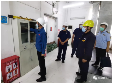 張齊海認真聽取了濟寧黑貓關于專項整治三年行動工作匯報及國慶、二十大期間安全生產工作部署，并重點查看了秋冬季火災防控、安全生產“八抓20項”等工作資料。
