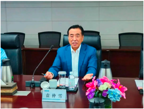 國家橡膠與輪胎工程技術研究中心主任、賽輪集團黨委書記、董事長袁仲雪,接待了張飚一行。 國家橡膠與輪胎工程技術研究中心主任、賽輪集團黨委書記、董事長袁仲雪,接待了張飚一行。