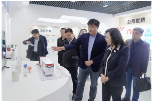 在科華賽邦展廳，華凌電纜工作人員為調(diào)研團(tuán)一行介紹了華凌電纜與白俄羅斯國(guó)家科學(xué)院合作研發(fā)的高性能改性尼龍、改性高分子材料、碳纖維復(fù)合材料等產(chǎn)品，廣泛應(yīng)用于軌道交通、汽車(chē)制造、民用等領(lǐng)域。科華賽邦(山東)產(chǎn)業(yè)發(fā)展有限公司總經(jīng)理謝永光著重為調(diào)研團(tuán)一行介紹了科華賽邦為2022年冬奧會(huì)雪蠟車(chē)研發(fā)的零下55度超低溫抗沖擊尼龍復(fù)合材料。