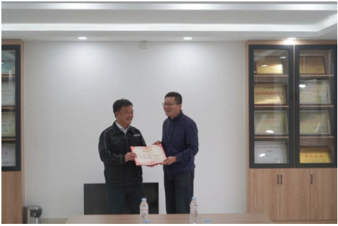 同時,華凌電纜工會主席王洪軍榮獲章丘區(qū)總工會2022年度“職工信賴的娘家人”! 同時,華凌電纜工會主席王洪軍榮獲章丘區(qū)總工會2022年度“職工信賴的娘家人”!