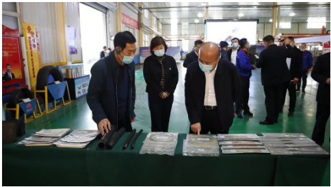 　張建偉一行參觀了公司鋼簾線數字化車間及智能化檢配中心，現場聽取了關于智能化改造等相關情況的匯報，并詳細詢問企業所遇到的困難和清潔能源開發利用情況。