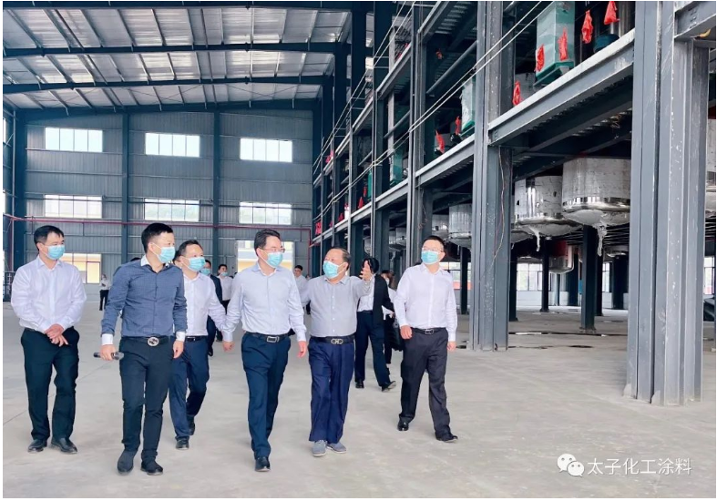周功表書記主要參觀了太子化工二期工程涂料自動化生產線與倉儲物流園建設項目，太子化工董事長劉運群、總經理劉駿分別向周功表書記一行詳細介紹了企業當前的生產經營情況、公司發展形勢、二期項目建設進展，以及新建項目前景及規劃等情況。