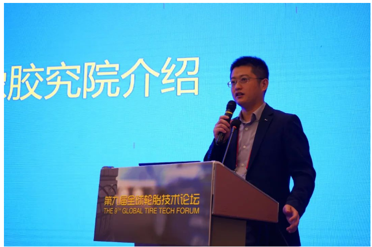 姚冰博士主要從理論模型、仿真分析和試驗數據等不同方面,詳細介紹了材料、輪廓、結構和花紋等不同因素對輪胎側偏剛度的影響,與會嘉賓與其進行了熱烈的互動。 姚冰博士主要從理論模型、仿真分析和試驗數據等不同方面,詳細介紹了材料、輪廓、結構和花紋等不同因素對輪胎側偏剛度的影響,與會嘉賓與其進行了熱烈的互動。