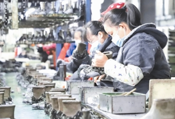 近日，在位于畢節(jié)高新區(qū)的貴州陸海龍騰鞋業(yè)有限公司生產車間，400余名員工正忙著趕制訂單，經過裁剪、上膠、定型、品檢等一系列工序，一雙雙成品鞋陸續(xù)下線，銷往國內外市場。