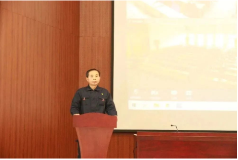 最后，副董事長單曰新做述職報告。他強調指出，新的一年，我們要解放思想，創新求變。嚴抓安全生產管理，持續提升環保工作，穩中求進做好質量，千方百計降本增效，加快推進項目建設，抓好技術創新、基礎管理，全力以赴促進生產安全高效運行。