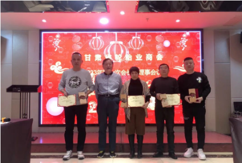 全體參會人員對獲獎企業(yè)表示祝賀,同時作為商會的會員企業(yè),所有商會會員也感到無比光榮,紛紛表示要向優(yōu)秀企業(yè)看齊,獲得更多的榮譽。 全體參會人員對獲獎企業(yè)表示祝賀,同時作為商會的會員企業(yè),所有商會會員也感到無比光榮,紛紛表示要向優(yōu)秀企業(yè)看齊,獲得更多的榮譽。