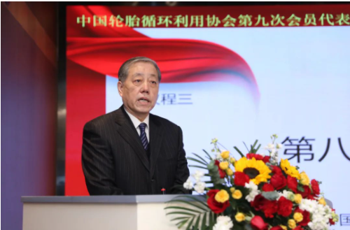 會上,中國輪胎循環(huán)利用協(xié)會第八屆理事會理事長朱軍做了第八屆理事會工作報告。朱軍表示,中國輪胎循環(huán)利用協(xié)會第八屆理事會履職期間,正逢百年未遇之大疫情持續(xù)影響期和實現(xiàn)“兩個一百年”奮斗目標的歷史交匯期。在國家循環(huán)經(jīng)濟政策的指引下,在政府主管部門的大力推動下,在社會各界的廣泛關(guān)注下,協(xié)會第八屆理事會全體成員團結(jié)奮斗,帶領(lǐng)全行業(yè)的干部員工共同努力,做了大量卓有成效的工作。在嚴峻復(fù)雜形勢面前,經(jīng)受了考驗,鍛煉了隊伍,戰(zhàn)勝了困難,各項工作取得了可喜的成績。具有輪胎/橡膠資源“減量化、再利用、資源化”典型特征的輪胎循環(huán)利用行業(yè)得到了長足的進步。 會上,中國輪胎循環(huán)利用協(xié)會第八屆理事會理事長朱軍做了第八屆理事會工作報告。朱軍表示,中國輪胎循環(huán)利用協(xié)會第八屆理事會履職期間,正逢百年未遇之大疫情持續(xù)影響期和實現(xiàn)“兩個一百年”奮斗目標的歷史交匯期。在國家循環(huán)經(jīng)濟政策的指引下,在政府主管部門的大力推動下,在社會各界的廣泛關(guān)注下,協(xié)會第八屆理事會全體成員團結(jié)奮斗,帶領(lǐng)全行業(yè)的干部員工共同努力,做了大量卓有成效的工作。在嚴峻復(fù)雜形勢面前,經(jīng)受了考驗,鍛煉了隊伍,戰(zhàn)勝了困難,各項工作取得了可喜的成績。具有輪胎/橡膠資源“減量化、再利用、資源化”典型特征的輪胎循環(huán)利用行業(yè)得到了長足的進步。