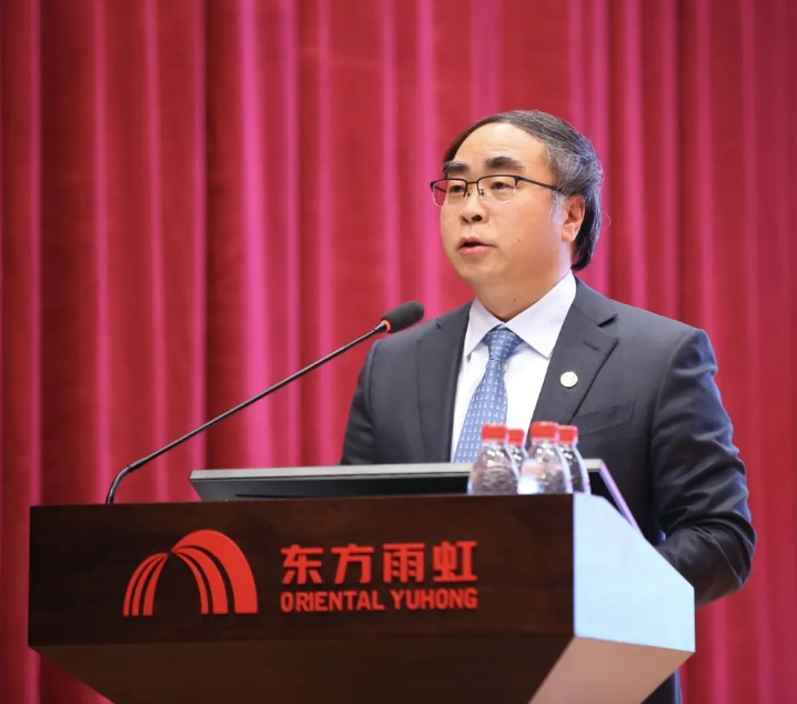 東方雨虹控股副董事長兼總裁許利民先生作“東方雨虹2022年經營情況及2023年經營工作重點”報告。他表示，2023年東方雨虹將繼續圍繞“聚焦優勢 精準發力 速度與質量雙提升”的經營戰略，堅持以合伙人為基石、以客戶為中心、以結果為導向，夯基礎、善創新、強執行、提效能，持續提升各項工作管理水平，全面開拓東方雨虹新的發展局面。