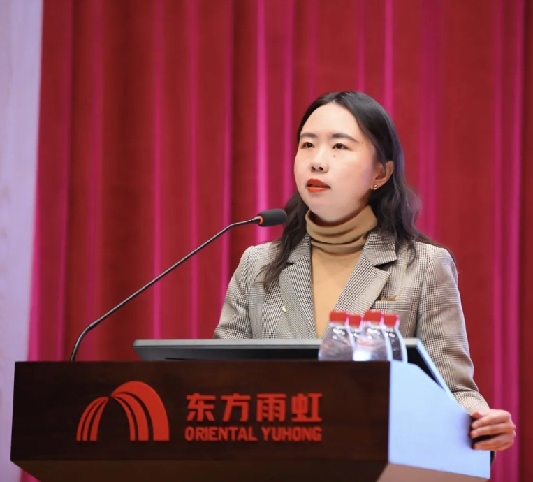 東方雨虹控股審計監察總監蘭瑩女士作“崇清尚廉守底線 行穩致遠促發展”主題報告。知敬畏、正作風、守底線、嚴紀律。蘭瑩女士表示，2023年，東方雨虹將進一步加強廉潔文化建設，營造清風正氣環境，在為經營管理、生產建設提供有力紀律保障的同時，全力為企業高質量發展建設一支信念堅定、專業過硬、作風優良、清正廉潔的高素質人才隊伍。