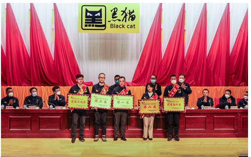黑貓集團黨委委員盛旺喜宣讀《關于表彰疫情防控期間突出貢獻先進個人的決定》和《關于表彰二〇二二年度“星級班組”的決定》。黑貓集團黨委委員、工會主席胡森立宣讀《關于表彰二〇二二年度優秀企業、先進單位、先進集體、標兵班組、先進生產(工作)者的決定》和黑貓集團首屆職工運動會獲獎名單。 黑貓集團黨委委員盛旺喜宣讀《關于表彰疫情防控期間突出貢獻先進個人的決定》和《關于表彰二〇二二年度“星級班組”的決定》。黑貓集團黨委委員、工會主席胡森立宣讀《關于表彰二〇二二年度優秀企業、先進單位、先進集體、標兵班組、先進生產(工作)者的決定》和黑貓集團首屆職工運動會獲獎名單。