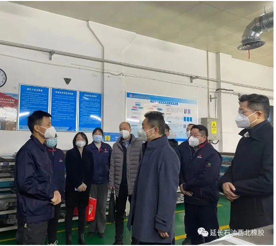 1月12日下午,陜西省國資委副主任崔詩越在延長石油集團(tuán)黨委副書記陳琦的陪同下,走訪慰問了西橡公司生活困難黨員,為他們送去了慰問金和新春祝福及問候,傳遞了黨組織的關(guān)懷和溫暖。西橡公司黨委副書記、總經(jīng)理張航偉及副總經(jīng)理賀莉莉、寧博陪同。 1月12日下午,陜西省國資委副主任崔詩越在延長石油集團(tuán)黨委副書記陳琦的陪同下,走訪慰問了西橡公司生活困難黨員,為他們送去了慰問金和新春祝福及問候,傳遞了黨組織的關(guān)懷和溫暖。西橡公司黨委副書記、總經(jīng)理張航偉及副總經(jīng)理賀莉莉、寧博陪同。