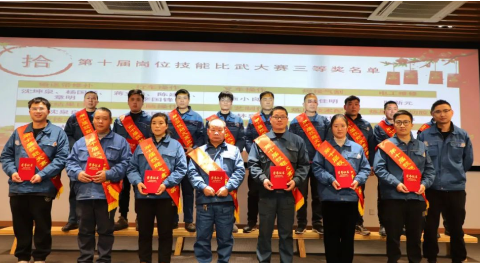 總經理助理褚焱為三等獎獲得者頒獎并合影