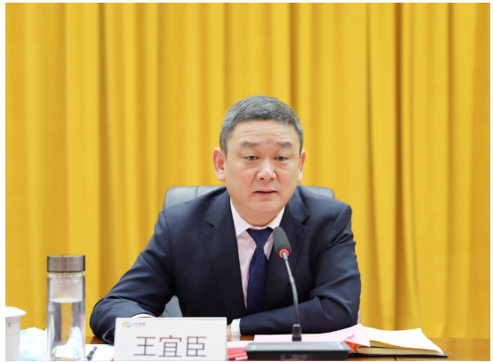 橡膠公司黨委書記王宜臣主持會議,并就貫徹落實好會議精神提出要求,要堅定不移講政治。要持之以恒嚴紀律。要鍥而不舍轉作風。要全面融合強黨建。要深刻領會、準確把握會議精神,積極謀劃新思路新舉措,全面落實“13335”工作總要求,為橡膠公司鞏固企穩回升的向好趨勢,實現可持續發展作出積極貢獻。 橡膠公司黨委書記王宜臣主持會議,并就貫徹落實好會議精神提出要求,要堅定不移講政治。要持之以恒嚴紀律。要鍥而不舍轉作風。要全面融合強黨建。要深刻領會、準確把握會議精神,積極謀劃新思路新舉措,全面落實“13335”工作總要求,為橡膠公司鞏固企穩回升的向好趨勢,實現可持續發展作出積極貢獻。