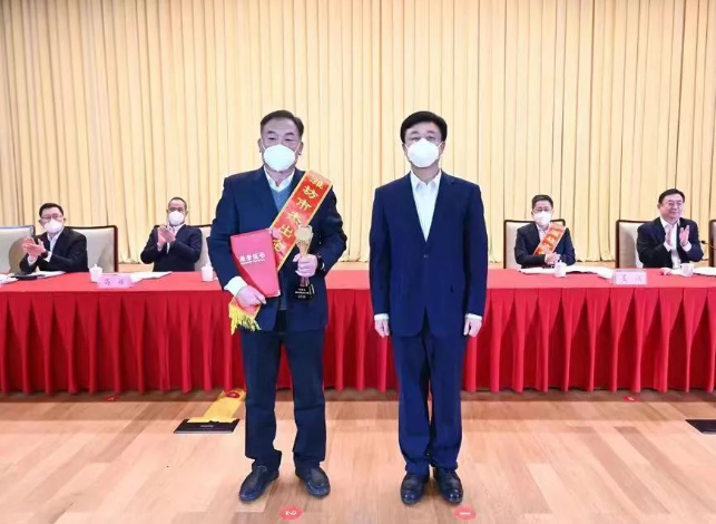 豪邁張恭運獲杰出企業家稱號 豪邁張恭運獲杰出企業家稱號