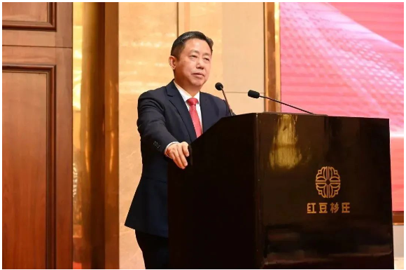 　紅豆集團董事局主席周海江作重要講話。他表示，過去的一年通用股份在逆境下不斷進化升級，穩健發展。面對新的一年要充滿信心，積極把握中國經濟快速恢復的新機遇，贏得主動，為實現百億通用、千億紅豆添磚加瓦!