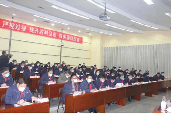 公司副總經(jīng)理魏穩(wěn)戰(zhàn)宣讀了2022年安全生產(chǎn)目標責任考核結果及安全風險抵押金兌現(xiàn)決定。總調度長、生產(chǎn)保障部部長程森禮傳達了集團2023年安全生產(chǎn)工作會議精神。延長橡膠、泰國公司和膠布制品分公司分別作了經(jīng)驗交流發(fā)言。 公司副總經(jīng)理魏穩(wěn)戰(zhàn)宣讀了2022年安全生產(chǎn)目標責任考核結果及安全風險抵押金兌現(xiàn)決定。總調度長、生產(chǎn)保障部部長程森禮傳達了集團2023年安全生產(chǎn)工作會議精神。延長橡膠、泰國公司和膠布制品分公司分別作了經(jīng)驗交流發(fā)言。