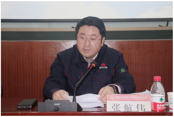 總經(jīng)理、黨委副書記張航偉作了重要講話并與所屬各單位簽訂了安全環(huán)保目標責任書,公司安委會成員、各單位黨政負責人和生產(chǎn)單位分管安全負責人參加會議。 總經(jīng)理、黨委副書記張航偉作了重要講話并與所屬各單位簽訂了安全環(huán)保目標責任書,公司安委會成員、各單位黨政負責人和生產(chǎn)單位分管安全負責人參加會議。