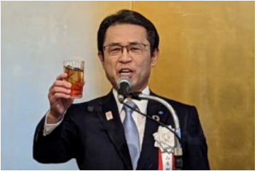 橫濱橡膠社長(zhǎng)山石昌孝稱,公司今年要穩(wěn)步推進(jìn)中期經(jīng)營(yíng)計(jì)劃。他預(yù)測(cè),市場(chǎng)價(jià)格競(jìng)爭(zhēng)會(huì)加劇,需提升高附加值產(chǎn)品銷售比例來盈利。 橫濱橡膠社長(zhǎng)山石昌孝稱,公司今年要穩(wěn)步推進(jìn)中期經(jīng)營(yíng)計(jì)劃。他預(yù)測(cè),市場(chǎng)價(jià)格競(jìng)爭(zhēng)會(huì)加劇,需提升高附加值產(chǎn)品銷售比例來盈利。