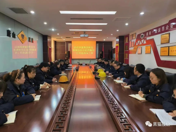 魏明還深入現(xiàn)場(chǎng)看望慰問一線干部職工,并對(duì)生產(chǎn)車間的安全環(huán)保、設(shè)備運(yùn)行、工藝技術(shù)等進(jìn)行交流指導(dǎo)。 魏明還深入現(xiàn)場(chǎng)看望慰問一線干部職工,并對(duì)生產(chǎn)車間的安全環(huán)保、設(shè)備運(yùn)行、工藝技術(shù)等進(jìn)行交流指導(dǎo)。