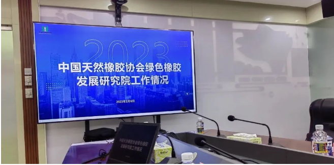 座談會(huì)上,中國(guó)天然橡膠協(xié)會(huì)與各調(diào)研單位圍繞天然橡膠產(chǎn)業(yè)綠色高質(zhì)量發(fā)展,上下游緊密合作關(guān)鍵技術(shù)研發(fā),橡膠林碳匯價(jià)值開發(fā),全面鄉(xiāng)村振興和建設(shè)農(nóng)業(yè)強(qiáng)國(guó)等方面開展交流與對(duì)接。 座談會(huì)上,中國(guó)天然橡膠協(xié)會(huì)與各調(diào)研單位圍繞天然橡膠產(chǎn)業(yè)綠色高質(zhì)量發(fā)展,上下游緊密合作關(guān)鍵技術(shù)研發(fā),橡膠林碳匯價(jià)值開發(fā),全面鄉(xiāng)村振興和建設(shè)農(nóng)業(yè)強(qiáng)國(guó)等方面開展交流與對(duì)接。