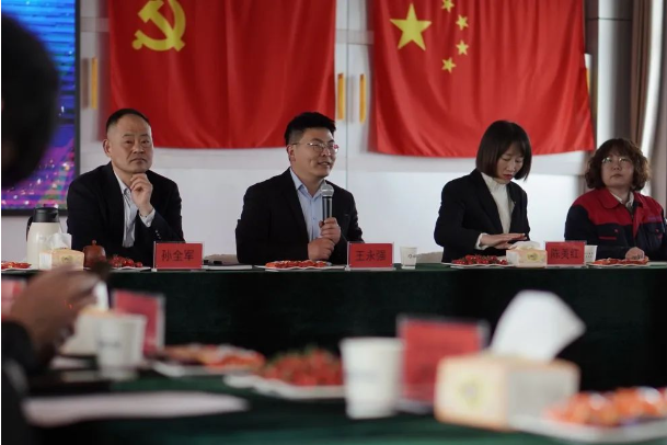 步入主會(huì)場(chǎng),煙臺(tái)鑫泰電纜總經(jīng)理王永強(qiáng)主持會(huì)議并致歡迎辭。王永強(qiáng)首先對(duì)供應(yīng)商代表們的到來(lái)表示了歡迎。他表示供應(yīng)商作為鑫泰電纜重要的合作伙伴,是鑫泰電纜生產(chǎn)優(yōu)質(zhì)產(chǎn)品的源頭。一直以來(lái),雙方秉承精誠(chéng)合作、攜手共贏的理念,共同支撐起公平、公開、持久、健康的合作環(huán)境。通過本次供應(yīng)商大會(huì)的進(jìn)一步深度交流,雙方將力爭(zhēng)最大化地實(shí)現(xiàn)“共創(chuàng)、共贏、共享”的供需合作關(guān)系。 步入主會(huì)場(chǎng),煙臺(tái)鑫泰電纜總經(jīng)理王永強(qiáng)主持會(huì)議并致歡迎辭。王永強(qiáng)首先對(duì)供應(yīng)商代表們的到來(lái)表示了歡迎。他表示供應(yīng)商作為鑫泰電纜重要的合作伙伴,是鑫泰電纜生產(chǎn)優(yōu)質(zhì)產(chǎn)品的源頭。一直以來(lái),雙方秉承精誠(chéng)合作、攜手共贏的理念,共同支撐起公平、公開、持久、健康的合作環(huán)境。通過本次供應(yīng)商大會(huì)的進(jìn)一步深度交流,雙方將力爭(zhēng)最大化地實(shí)現(xiàn)“共創(chuàng)、共贏、共享”的供需合作關(guān)系。