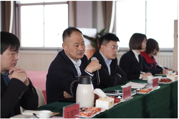 自由討論環(huán)節(jié),鑫泰電纜生產(chǎn)總監(jiān)王茂衛(wèi)就其公司原材料采購(gòu)?fù)袋c(diǎn)進(jìn)行了詳細(xì)闡述。隨后部分供應(yīng)商代表交流發(fā)言,對(duì)行業(yè)整體發(fā)展形式做出自己的判斷,對(duì)鑫泰電纜提出了很多合理化建議。為感謝部分供應(yīng)商在鑫泰電纜經(jīng)營(yíng)發(fā)展過程中所作出的積極貢獻(xiàn),會(huì)上表彰了各類優(yōu)秀供應(yīng)商11家。 自由討論環(huán)節(jié),鑫泰電纜生產(chǎn)總監(jiān)王茂衛(wèi)就其公司原材料采購(gòu)?fù)袋c(diǎn)進(jìn)行了詳細(xì)闡述。隨后部分供應(yīng)商代表交流發(fā)言,對(duì)行業(yè)整體發(fā)展形式做出自己的判斷,對(duì)鑫泰電纜提出了很多合理化建議。為感謝部分供應(yīng)商在鑫泰電纜經(jīng)營(yíng)發(fā)展過程中所作出的積極貢獻(xiàn),會(huì)上表彰了各類優(yōu)秀供應(yīng)商11家。