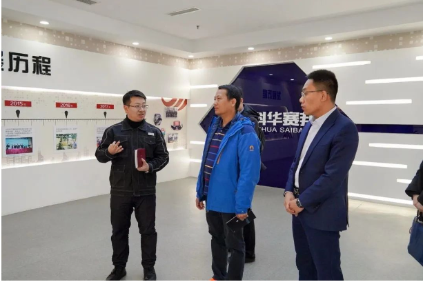 隨后講解人員帶領深交所、市金融監管局一行領導參觀了華凌電纜展廳。 隨后講解人員帶領深交所、市金融監管局一行領導參觀了華凌電纜展廳。