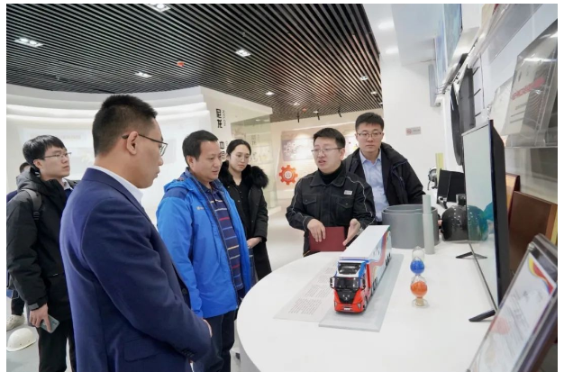 在科華賽邦新材料展廳,一行領導詳細了解了科華賽邦與白俄羅斯國家科學院合作研發的落地產品“耐低溫尼龍材料、碳纖維、高性能改性尼龍材料、聚酯類材料、3D增材材料”等多類復合材料 在科華賽邦新材料展廳,一行領導詳細了解了科華賽邦與白俄羅斯國家科學院合作研發的落地產品“耐低溫尼龍材料、碳纖維、高性能改性尼龍材料、聚酯類材料、3D增材材料”等多類復合材料