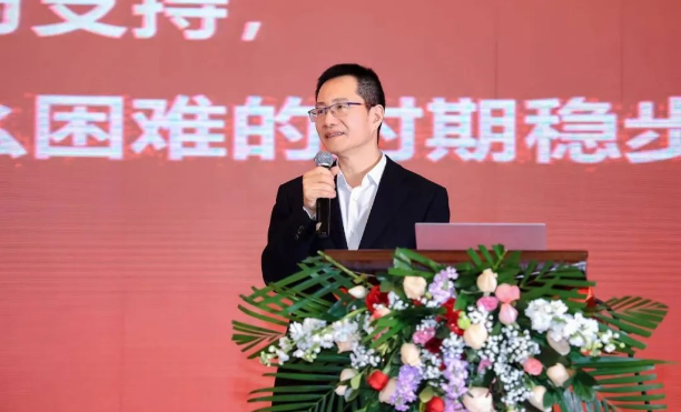 中策橡膠集團高級副總經(jīng)理葛國榮指出，烏卡時代(易變不穩(wěn)定、復(fù)雜環(huán)境下)，中策卡客車輪胎將繼續(xù)圍繞零售商來精準(zhǔn)實施政策支持、渠道建設(shè)支持、供應(yīng)鏈體系完善、數(shù)字化賦能、集團車隊合作生態(tài)支持等，幫助中策家人在內(nèi)卷時代突出重圍、持久賺錢。