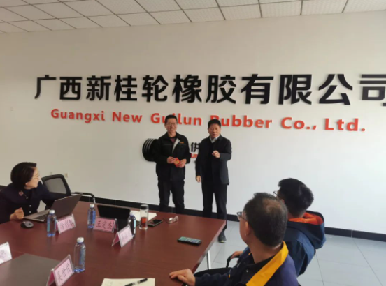 新桂輪公司的全體員工上下一心，抓住市場(chǎng)回暖行業(yè)向好的機(jī)遇，開(kāi)展了“降本增效”為主題的十項(xiàng)改革活動(dòng)，并取得了顯著成果。公司目前產(chǎn)銷兩旺，二月份的銷售業(yè)績(jī)更是創(chuàng)下歷史新高。針對(duì)這一突出表現(xiàn)，公司于2月25日召開(kāi)提案改善表彰大會(huì)，對(duì)入選的十一項(xiàng)合理化建議提案進(jìn)行評(píng)選，并頒發(fā)一二三等獎(jiǎng)。會(huì)上，董事長(zhǎng)王定杰等公司領(lǐng)導(dǎo)為獲得者團(tuán)隊(duì)頒發(fā)了獎(jiǎng)金。