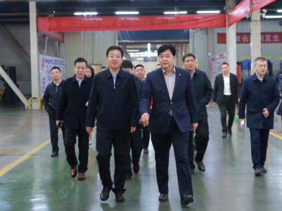 山東省東營(yíng)市工信局一行到訪了萬(wàn)達(dá)寶通輪胎進(jìn)行實(shí)地調(diào)研。他們深入了解了該公司的生產(chǎn)制造車間和生產(chǎn)經(jīng)營(yíng)情況，并對(duì)其發(fā)展前景給予了充分的肯定。
