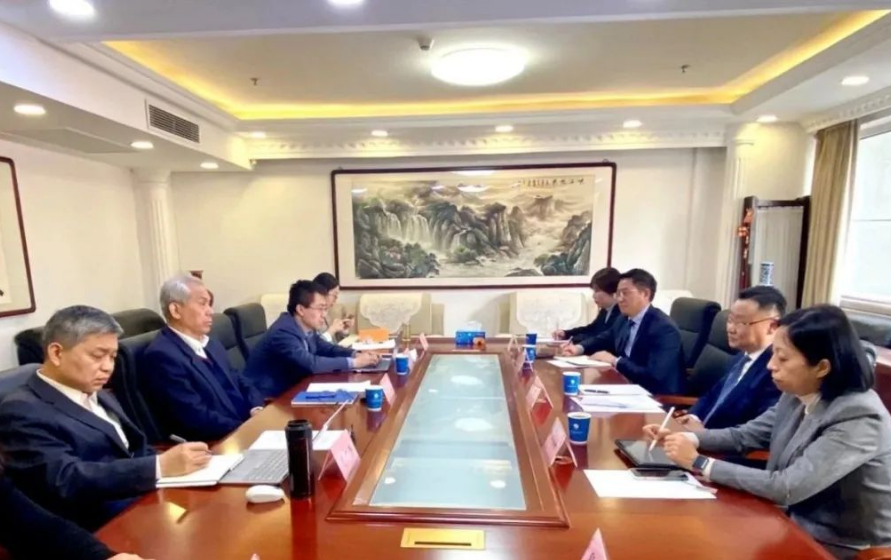 中國(guó)石油和化學(xué)工業(yè)聯(lián)合會(huì)(CPCIF)黨委書記李云鵬近日會(huì)見(jiàn)了卡博特公司執(zhí)行副總裁、高性能材料業(yè)務(wù)總裁、亞太區(qū)總裁朱戟一行，雙方就進(jìn)一步深化合作、共同推進(jìn)高質(zhì)量發(fā)展等方面進(jìn)行了充分交流。此次會(huì)談在促進(jìn)中國(guó)化工行業(yè)健康持續(xù)、綠色發(fā)展等方面具有重要的意義。