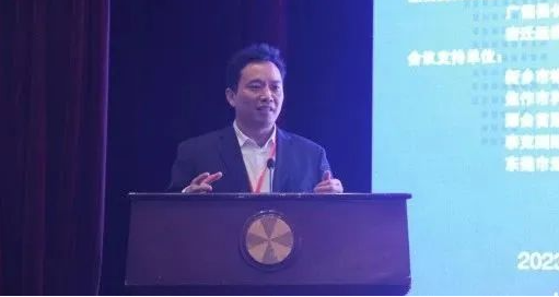 廢橡膠綜合利用分會秘書長祁學智匯報了行業(yè)發(fā)展基本情況，剖析了當前行業(yè)發(fā)展的難點和痛點。他認為，廢橡膠綜合利用行業(yè)的發(fā)展，需要進一步增強規(guī)范意識，樹立規(guī)范發(fā)展理念;要從長遠視角審視當前行業(yè)和企業(yè)的發(fā)展;要樹立品牌意識，以品質(zhì)贏得市場和未來，以創(chuàng)新來應對未來的新的變化;要積極創(chuàng)新，實現(xiàn)降本增效、節(jié)能減排。