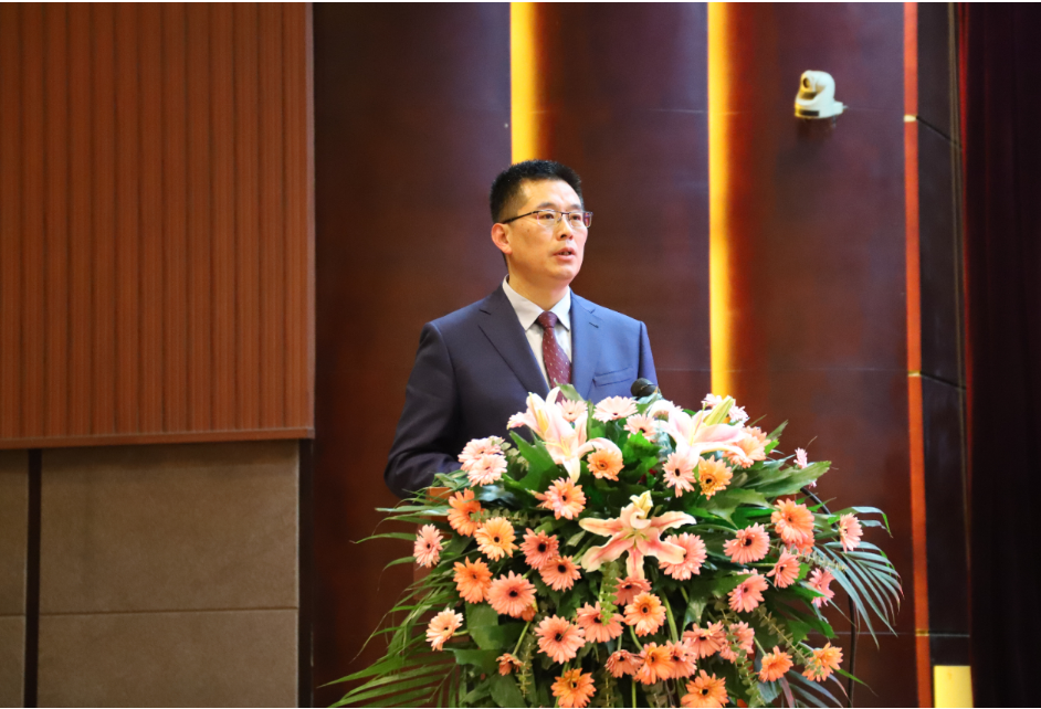 會上，對2022年優(yōu)秀供應商進行了表彰。美晨工業(yè)集團董事長王永剛作總結講話，回顧了公司近三年的經營業(yè)績及發(fā)展成果，對各位合作伙伴在與美晨同舟共濟、共克時艱，所做出的積極努力與突出貢獻表示感謝，并對合作伙伴在共創(chuàng)共贏、協(xié)作交流、降本增效、精益管理、產能儲備、誠信廉潔等方面提出了期許。