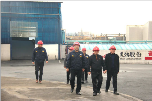 景德鎮(zhèn)市國資委黨委書記、主任朱平生到黑貓股份進(jìn)行調(diào)研指導(dǎo)工作。市國資委黨委委員、副主任吳雄飛及相關(guān)科室負(fù)責(zé)人隨同前往，黑貓集團(tuán)黨委書記、董事長汪羽，黑貓股份黨委副書記、總經(jīng)理魏明及相關(guān)部門負(fù)責(zé)人一同陪同調(diào)研。
