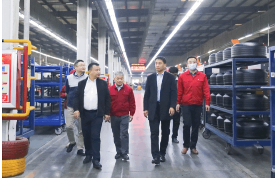 除了參觀棗礦橡膠公司，曹限東還深入全鋼八億橡膠和半鋼豐源輪胎實地交流，了解了生產(chǎn)組織、現(xiàn)場定置、設(shè)備運行、員工面貌、物流發(fā)貨等。