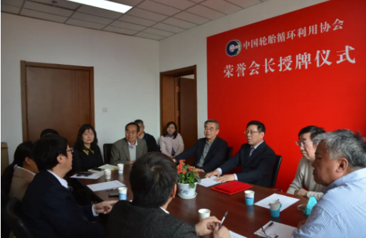儀式現場，與會其他領導及專家們也同張立群院士及北化工團隊展開了交流與討論。這次頒證儀式是對張立群院士多年來在橡膠材料等方面的研究所做出的認可和肯定，也為中國輪胎循環利用協會的進步和行業發展注入了新的動力。