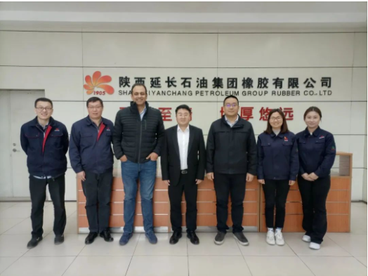 陜西延長石油西北橡膠有限公司于3月18日接待了來自南美的客戶一行兩人。本次交流座談會上，公司總經理張航偉、營銷總監王國強、外貿部副部長李丹以及相關人員參加了會議。