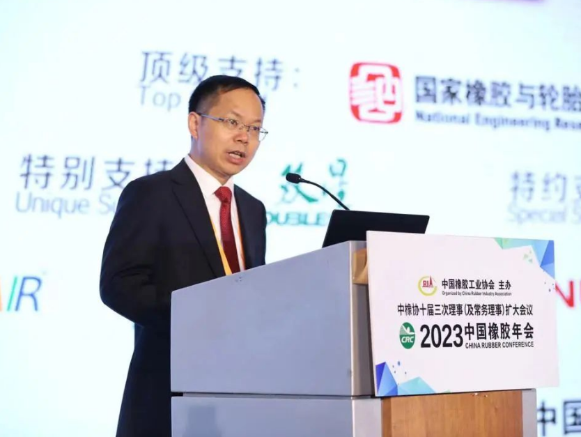 隨后，中國橡膠工業協會副會長兼秘書長雷昌純分享了2022年中國橡膠行業經濟運行情況及2023年形勢展望。2022年中國橡膠制品行業規上企業4037家，產業規模持續擴大，利潤率逐漸下滑。2022年橡膠行業出口交貨值繼續實現強勁增長，但增幅有所回落，出口率(值)創出新高，全年保持在高位運行。展望2023年，中橡協輪胎分會預測，輪胎銷售收入和盈利情況可能會有顯著提升，產業集中度也會進一步提高。