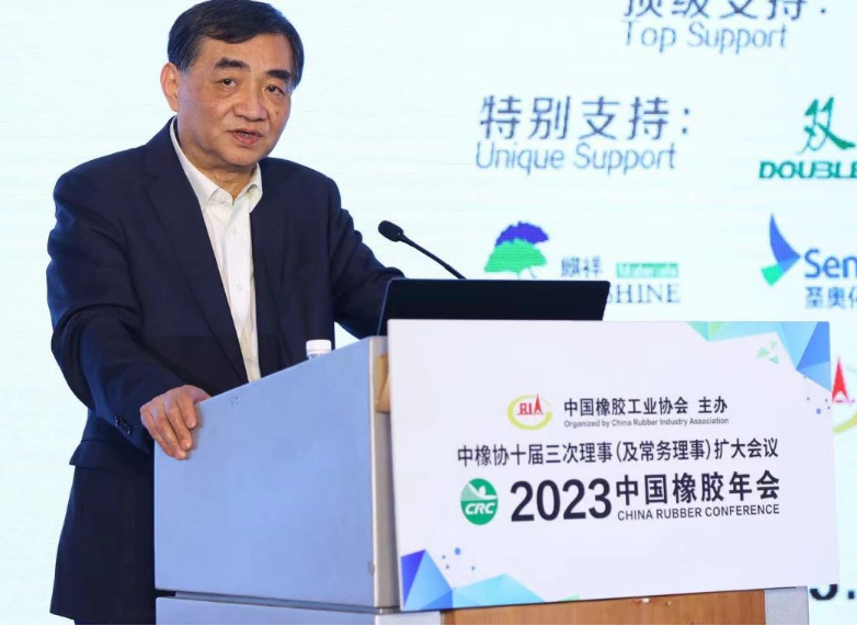 中策橡膠集團股份有限公司董事長、中國橡膠工業協會高級副會長沈金榮對2023年中國橡膠行業形勢進行了分析，并解讀了當前所面臨的難點熱點問題。他指出，中國制造業由于環保支出及生產成本的提升，以及天膠關稅問題遲遲沒有解決，正在喪失“中國制造”的優勢。他強調，中國產業鏈配套最完整，生態環境已經發生了重大變化，從業者們只能加倍努力，以正面變化沖消負面因素。