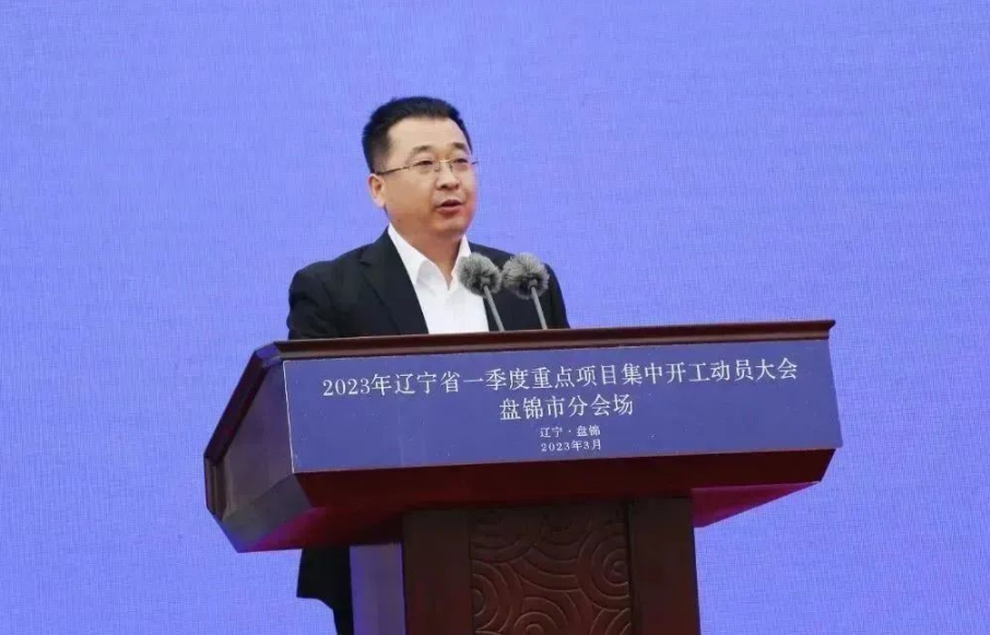 盤錦伊科思總經(jīng)理李云濤作為企業(yè)家代表致辭，對(duì)碳五低碳綜合利用綠色新材料項(xiàng)目的開工表示了感謝和祝福。這標(biāo)志著盤錦伊科思公司的碳五低碳綜合利用綠色新材料項(xiàng)目正式進(jìn)入實(shí)質(zhì)性建設(shè)階段。這個(gè)項(xiàng)目的成功實(shí)施，將為中國的輪胎產(chǎn)業(yè)和綠色制造做出積極貢獻(xiàn)。