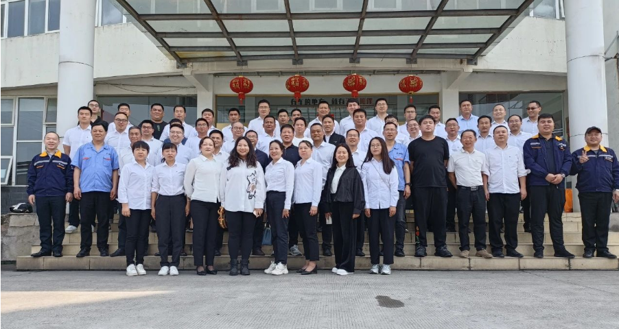 云膠集團阮林光、白進、張學明等領導一行47人赴新桂輪公司參觀交流。新桂輪董事長王定杰帶領公司中高層熱情接待。