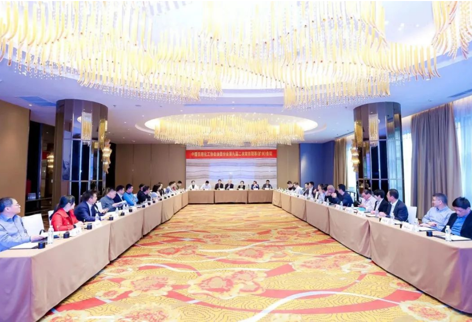 全國油墨標準化技術委員會秘書長陳愛軍介紹了標委會的工作情況。陳秘書長結合油墨行業現狀和發展趨勢介紹了行業標準化制修訂工作，及標準的復審和宣貫工作，并闡述了標委會的主要成績、存在的問題及標委會下一步的工作計劃。