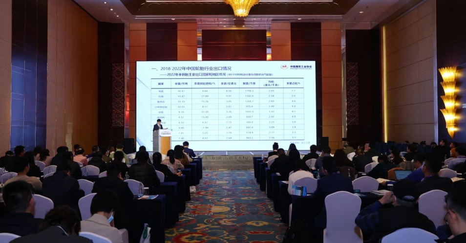 中國橡膠工業協會主辦的“2023中國橡膠年會”進入第二天議程。會上，五位發言人就市場縱覽主題進行了精彩的報告。內容涉及我國乘用車替換胎市場需求增速、新能源車滲透率、歐盟及英國TBR“雙反”復審應對、全球OTR輪胎市場展望等。