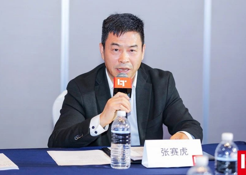在大會G20領袖峰會上，薩馳智能高級副總裁張賽虎發表重要演講，向參會的領導和同仁分享了薩馳智能在智能產線、智慧工廠一站式整體解決方案和服務方面積累的經驗，以及未來的發展方向和思路。他強調，薩馳智能將始終堅持創新驅動戰略，聚焦高端核心裝備制造、高效供應鏈和優質客戶服務的數字化智能產線高質量發展戰略，為更多行業的企業邁向數智物流、實現數字化轉型提供更好的服務。