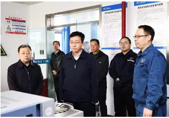 段堯剛、柴哲一行先后參觀了龍星化工股份有限公司發(fā)展規(guī)劃展廳、中央控制中心、實驗中心、炭黑及白炭黑生產(chǎn)線、中豪熙湖——龍星公園等地，并召開座談會。座談會上，龍星化工股份有限公司相關(guān)負(fù)責(zé)人介紹了企業(yè)概況及山西龍星碳基新材料循環(huán)經(jīng)濟(jì)產(chǎn)業(yè)項目進(jìn)展情況，與會人員就加快項目建設(shè)進(jìn)度進(jìn)行了發(fā)言。