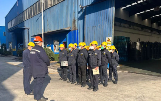 為進一步強化應急預案保障措施的落實，提高企業應對安全生產事故和突發性事件的能力，教育一線員工如何正確、準確、迅速處理突發事件。濟寧黑貓在儲運中心開展機械傷害事故應急演練。